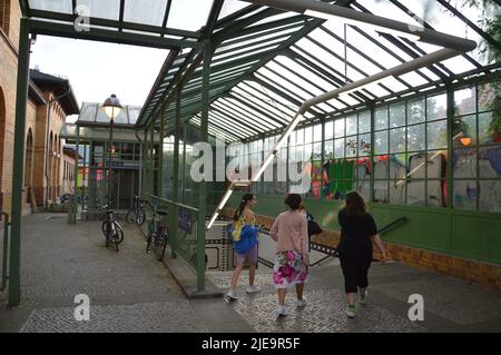 Berlino, Germania - 24 giugno 2022 - Stazione Berlino-Lichterfelde Ovest in località Lichterfelde. (Foto di Markku Rainer Peltonen) Foto Stock