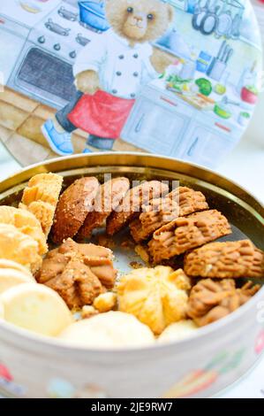 Hong Kong, agosto 2018. Biscotti misti di Hong Kong Jenny Bakery in un contenitore rotondo con coperchio sullo sfondo. Foto Stock