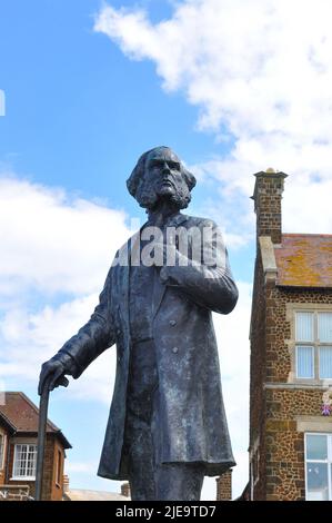 Statua di Henry Styleman LeStrange, il fondatore di Hunstanton, guardando attraverso il Green to the Wash, Norfolk, Inghilterra Foto Stock