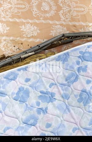 Immondizia e dettagli di inquinamento in città Foto Stock