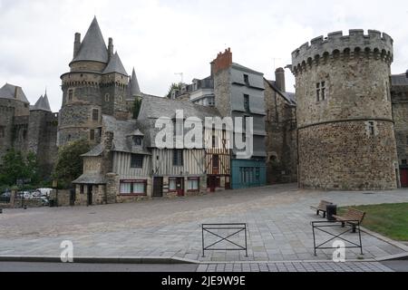 Antico castello in pietra a Vitré, Francia sulla piazza della città Foto Stock