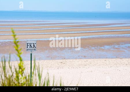 Cartello FKK Frei Körper Kultur sulla spiaggia di Nieblum su Juni 23, 2022 a Nieblum vicino a Wyk, Isola di Foehr, Germania. © Peter Schatz / Alamy Foto d'archivio Foto Stock