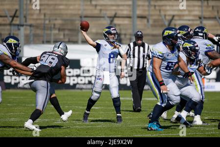 Waldau, Germania. 26th giugno 2022. Stuttgart Surge QB #8 Randall Schroeder passa la palla durante una partita della Lega europea di calcio tra la Stuttgart Surge e i Tirol Raiders al Gazi Stadium di Waldau, Germania. Justin Cooper/CSM/Alamy Live News Foto Stock