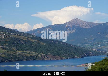 nuvola di funghi sopra serre poncon lago alpi francia Foto Stock