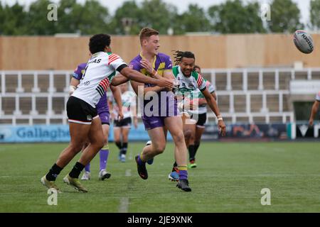 Newcastle, Regno Unito. 26th giugno 2022. NEWCASTLE UPON TYNE, REGNO UNITO. GIUGNO 26th Sam Halsall di Newc astl Thunder si scarica durante la partita DI campionato TRA Newcastle Thunder e Workington Town a Kingston Park, Newcastle domenica 26th giugno 2022. (Credit: Chris Lishman | MI News) Credit: MI News & Sport /Alamy Live News Foto Stock