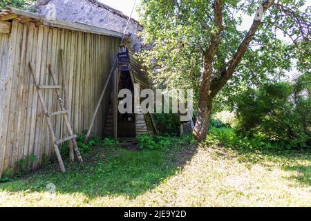 vecchia casa di legno in una fattoria Foto Stock