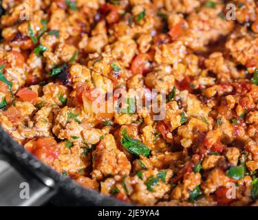 Preparazione della salsa di bolognese. Salsa bolognese in padella, primo piano Foto Stock