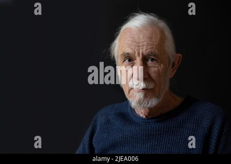 Vista anteriore dello studio a basso tasto di un bell'uomo vecchio grigio dei capelli. Foto Stock