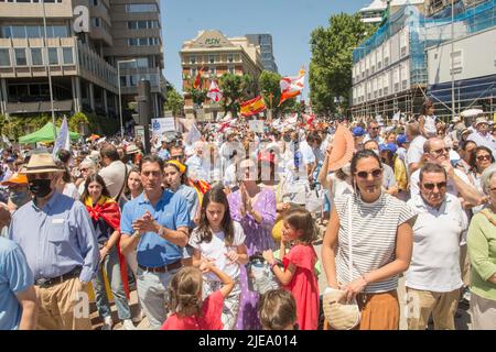 Questa domenica migliaia di persone hanno manifestato per le strade di Madrid per protestare contro la legge sull'aborto approvata dal governo centrale. Al marzo hanno partecipato volti ben noti della politica regionale e nazionale, come il presidente di Vox, Santiago Abascal, o l'ex ministro degli interni, Jaime Mayor Oreja. L'evento, convocato dalla piattaforma Neos e sostenuto dall'Assemblea per la vita, la libertà e la dignità, la piattaforma ogni vita Matters o HazteOir, tra gli altri, è iniziato a mezzogiorno nella Glorieta de Bilbao e si è concluso in Plaza de Colon. La decisione del Foto Stock