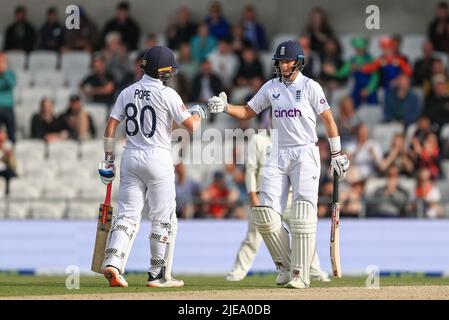 Londra, Regno Unito. 26th giugno 2022. Joe Root of England e Ollie Pope of England celebrano una partnership del 100 a Londra, Regno Unito il 6/26/2022. (Foto di Mark Cosgrove/News Images/Sipa USA) Credit: Sipa USA/Alamy Live News Foto Stock