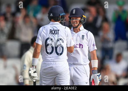 Londra, Regno Unito. 26th giugno 2022. Joe Root of England e Ollie Pope of England celebrano una partnership del 100 a Londra, Regno Unito il 6/26/2022. (Foto di Mark Cosgrove/News Images/Sipa USA) Credit: Sipa USA/Alamy Live News Foto Stock