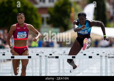 Il belga Nafissatou Nafi Thiam e il belga Anne Zagre hanno ritratto in azione durante la gara di hurdles femminile del 100m, ai campionati di atletica belga, domenica 26 giugno 2022, a Gentbrugge. BELGA FOTO KRISTOF VAN ACCOM Foto Stock