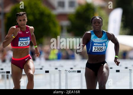 Il belga Nafissatou Nafi Thiam e il belga Anne Zagre hanno ritratto in azione durante la gara di hurdles femminile del 100m, ai campionati di atletica belga, domenica 26 giugno 2022, a Gentbrugge. BELGA FOTO KRISTOF VAN ACCOM Foto Stock