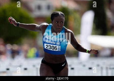 Il belga Anne Zagre ha ritratto in azione durante la gara di hurdles femminile del 100m, al campionato di atletica belga, domenica 26 giugno 2022, a Gentbrugge. BELGA FOTO KRISTOF VAN ACCOM Foto Stock