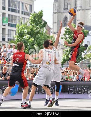 Bryan De Valck del Belgio, Strahinja Stojacic della Serbia e Thibaut Vervoort del Belgio hanno ritratto durante una partita di basket 3x3 tra Serbia e Belgio, nella semifinale maschile, alla Coppa del mondo FIBA 2022, domenica 26 giugno 2022, ad Anversa. La FIBA 3x3 Basket World Cup 2022 si svolge dal 21 al 26 giugno ad Anversa. BELGA FOTO DIRK WAEM Foto Stock