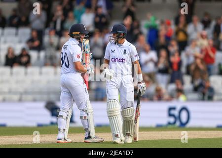 Londra, Regno Unito. 26th giugno 2022. Joe Root of England celebra un mezzo secolo (50 corse) con il suo compagno di batting Ollie Pope of England a Londra, Regno Unito il 6/26/2022. (Foto di Mark Cosgrove/News Images/Sipa USA) Credit: Sipa USA/Alamy Live News Foto Stock