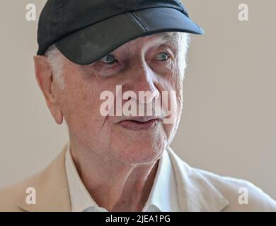 Neuhardenberg, Germania. 24th giugno 2022. L'attore e artista Armin Mueller-Stahl, fotografato durante l'apertura della sua mostra 'contro dimenticarsi' a Schloss Neuhardenberg. Credit: Patrick Pleul/dpa/Alamy Live News Foto Stock