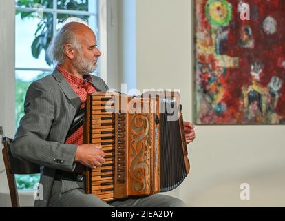 Neuhardenberg, Germania. 24th giugno 2022. Il musicista Tobias Morgenstern suona la sua fisarmonica, registrata durante un vernissage al Castello di Neuhardenberg. Credit: Patrick Pleul/dpa/Alamy Live News Foto Stock