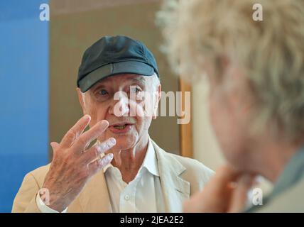 Neuhardenberg, Germania. 24th giugno 2022. L'attore e artista Armin Mueller-Stahl, fotografato durante l'apertura della sua mostra 'contro dimenticarsi' a Schloss Neuhardenberg. Credit: Patrick Pleul/dpa/Alamy Live News Foto Stock