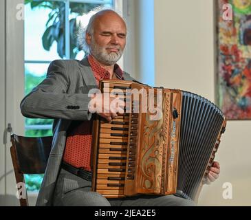 Neuhardenberg, Germania. 24th giugno 2022. Il musicista Tobias Morgenstern suona la sua fisarmonica, registrata durante un vernissage al Castello di Neuhardenberg. Credit: Patrick Pleul/dpa/Alamy Live News Foto Stock