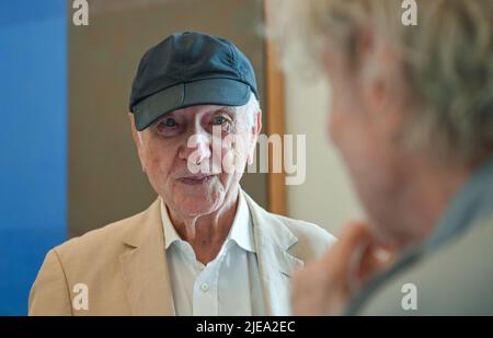 Neuhardenberg, Germania. 24th giugno 2022. L'attore e artista Armin Mueller-Stahl, fotografato durante l'apertura della sua mostra 'contro dimenticarsi' a Schloss Neuhardenberg. Credit: Patrick Pleul/dpa/Alamy Live News Foto Stock