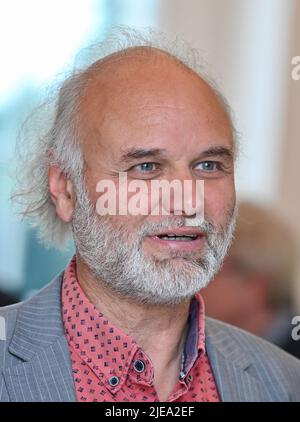 Neuhardenberg, Germania. 24th giugno 2022. Il musicista Tobias Morgenstern, fotografato durante un vernissage al castello di Neuhardenberg. Credit: Patrick Pleul/dpa/Alamy Live News Foto Stock