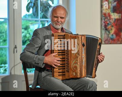 Neuhardenberg, Germania. 24th giugno 2022. Il musicista Tobias Morgenstern suona la sua fisarmonica, registrata durante un vernissage al Castello di Neuhardenberg. Credit: Patrick Pleul/dpa/Alamy Live News Foto Stock