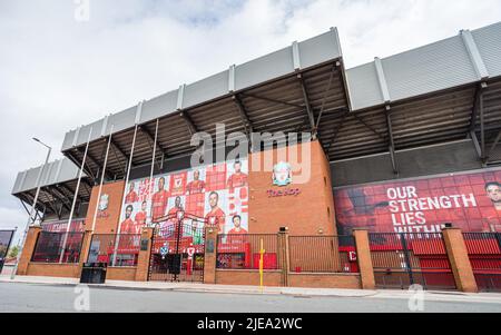 Lo stand Kop allo stadio Anfield di Liverpool è stato raffigurato dall'altro lato di Walton Breck Road nel giugno 2022. Foto Stock