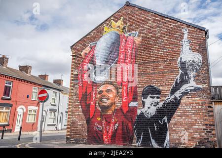 Il murale Jordan Henderson e Alan Hansen è stato raffigurato in una casa di Anfield vicino allo stadio FCS di Liverpool. I capitani attuali ed ex del randello sono Foto Stock