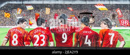 Un murale del Liverpool FC dipinto nel giugno 2022 fuori da una casa ad Anfield che mostra le leggende passate e presenti della squadra di calcio. Da sinistra a destra Stev Foto Stock