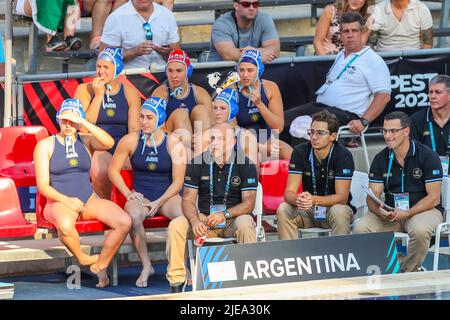 BUDAPEST, UNGHERIA - 26 GIUGNO: Allenatore Guillermo sette di Argentina, Lola Canales di Argentina, Lara Romano Maitena di Argentina durante i campionati del mondo FINA Budapest 2022 1/8 finale partita Ungheria / Argentina il 26 giugno 2022 a Budapest, Ungheria (Foto di Albert ten Hove/Orange Pictures) Foto Stock