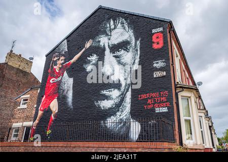 Il murale di Ian Rush è stato raffigurato di fronte allo stadio Anfield di Liverpool nel giugno 2022. L'attaccante è Liverpool Football Clubs All Time leader marcatore. Foto Stock