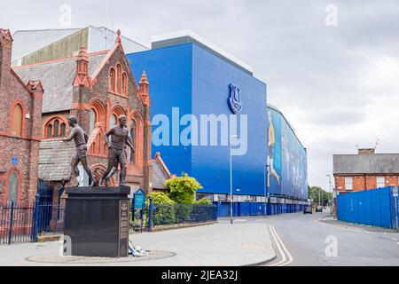 La statua della Santissima Trinità di Goodison Park visto nel giugno 2022 a Liverpool con le leggende dell'Everton Football Club Howard Kendall, Alan Ball, Colin Harve Foto Stock