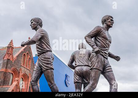 La statua della Santissima Trinità di Goodison Park visto nel giugno 2022 a Liverpool con le leggende dell'Everton Football Club Howard Kendall, Alan Ball, Colin Harve Foto Stock