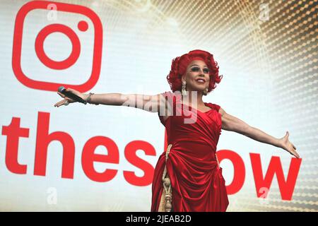 La Voix è il nome di scena di Chris Dennis, un drag performer che si è esibito nello spettacolo "L'OTTAVA MERAVIGLIA DEL MONDO" al West End Live, Trafalgar Square, Londra 2022. Foto Stock