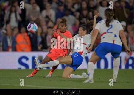 Leeds, Regno Unito. 24th giugno 2022. LEEDS, REGNO UNITO. GIUGNO 24th Nikita Parris in Inghilterra attraversa la palla nella scatola durante la partita internazionale amichevole tra le Donne inglesi e i Paesi Bassi a Elland Road, Leeds, venerdì 24th giugno 2022. (Credit: Scott Llewellyn | MI News) Credit: MI News & Sport /Alamy Live News Foto Stock