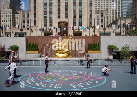 Pattinatori a rotelle presso il Rink of Rockefeller Center, noto anche come Flipper's Roller Boogie Palace a New York City, Stati Uniti d'America Foto Stock