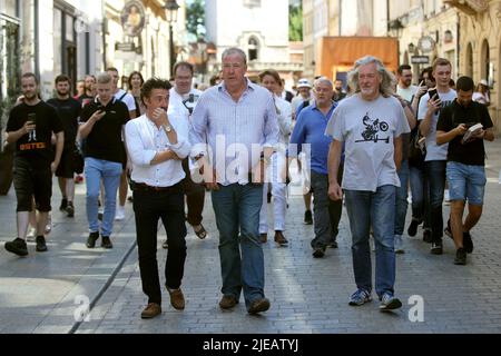 Cracovia, Polonia. 24th giugno 2022. Le star del Grand Tour, Jeremy Clarkson, Richard Hammond e James May, visitano Cracovia, in Polonia, mentre girano lo spettacolo. Il Grand Tour è una serie televisiva automobilistica britannica, creata da Jeremy Clarkson, Richard Hammond, James May, e Andy Wilman, realizzata per Amazon esclusivamente per il suo servizio di streaming online Amazon prime Video, presentato in anteprima nel 2016. Il programma è stato concepito sulla scia della partenza di Clarkson, Hammond, May e Wilman dalla serie BBC Top Gear. (Credit Image: © Vito Corleone/SOPA Images via ZUMA Press Wire) Foto Stock