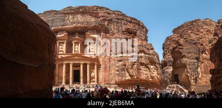 Petra, Giordania - 4 maggio 2022: Vista panoramica delle persone riunite di fronte al Tesoro, l'attrazione principale di Petra Antica Rock Cut City in Giordania a t Foto Stock