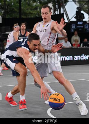 Il francese Leopold Cavaliere e il belga Nick Celis hanno ritratto durante una partita di basket 3x3 tra Belgio e Francia, nella partita di medaglia di bronzo maschile, alla Coppa del mondo FIBA 2022, domenica 26 giugno 2022, ad Anversa. La FIBA 3x3 Basket World Cup 2022 si svolge dal 21 al 26 giugno ad Anversa. BELGA FOTO DIRK WAEM Foto Stock