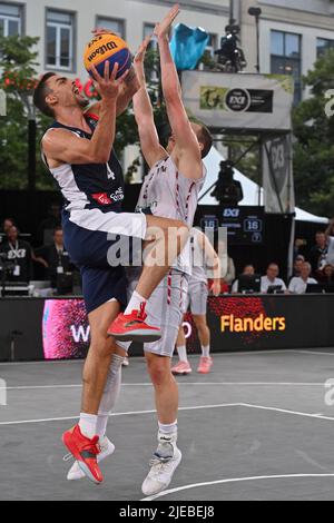 Il francese Leopold Cavaliere e il belga Nick Celis hanno ritratto durante una partita di basket 3x3 tra Belgio e Francia, nella partita di medaglia di bronzo maschile, alla Coppa del mondo FIBA 2022, domenica 26 giugno 2022, ad Anversa. La FIBA 3x3 Basket World Cup 2022 si svolge dal 21 al 26 giugno ad Anversa. BELGA FOTO DIRK WAEM Foto Stock