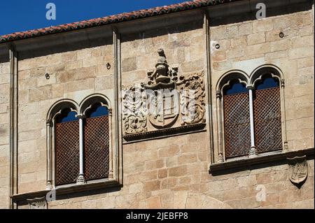 Stemmi che adornano la città spagnola di Caceres il più importante centro di architettura civile e religiosa per lo stile rinascimentale spagnolo ( Foto Stock