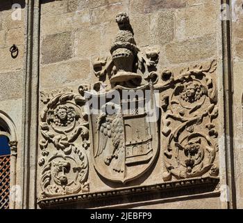 Stemmi che adornano la città spagnola di Caceres il più importante centro di architettura civile e religiosa per lo stile rinascimentale spagnolo ( Foto Stock