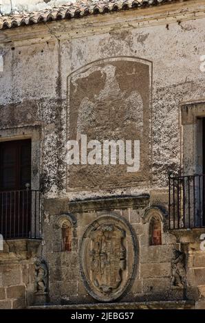 Stemmi che adornano la città spagnola di Caceres il più importante centro di architettura civile e religiosa per lo stile rinascimentale spagnolo ( Foto Stock