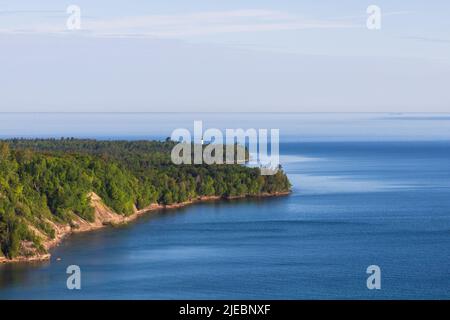 South Shoreline del Lago superiore presso la Pictured Lakes National Shoreline con la stazione di luce Au Sauble in lontananza, Michigan, Stati Uniti Foto Stock