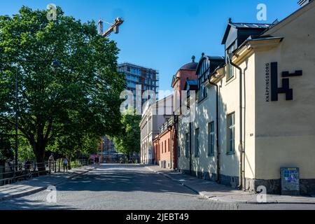 Via Jarnbrogatan e il blocco cittadino Knappingsborg nel centro della città di Norrkoping, Svezia. Norrkoping è una storica città industriale. Foto Stock