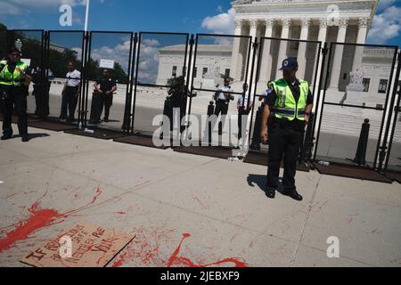 Washington DC USA Giugno 25 2022 gli attivisti dell'aborto lanciano vernice rossa sul marciapiede di fronte alla Corte Suprema degli Stati Uniti Foto Stock