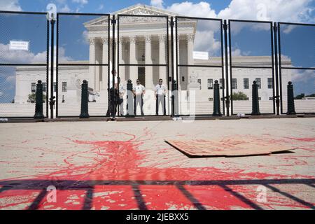 Washington DC USA Giugno 25 2022 gli attivisti dell'aborto lanciano vernice rossa sul marciapiede di fronte alla Corte Suprema degli Stati Uniti Foto Stock