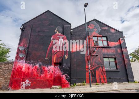 Il murale di Mohamed Salah è stato visto su Anfield Road nel giugno 2022 dallo stadio Anfield, sede del Liverpool Football Club. Foto Stock