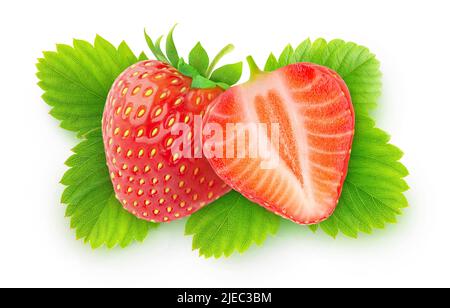 Fragole isolate. Frutta fragola tagliata a metà isolato su sfondo bianco su foglie verdi, vista dall'alto Foto Stock